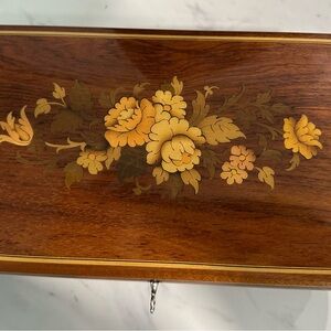 Floral Inlay locking Wooden jewelry/music box..